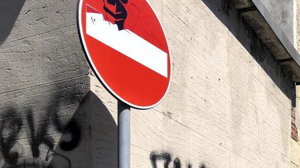Clet Abraham dissemina i suoi cartelli per la città