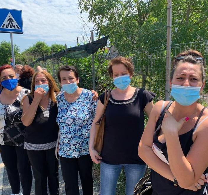 Selfie, cori, ressa e sgomitate per vedere da vicino il Capitano 