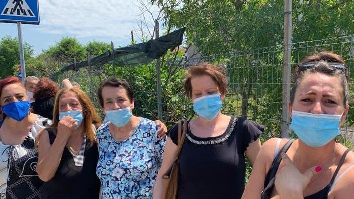 Selfie, cori, ressa e sgomitate per vedere da vicino il Capitano