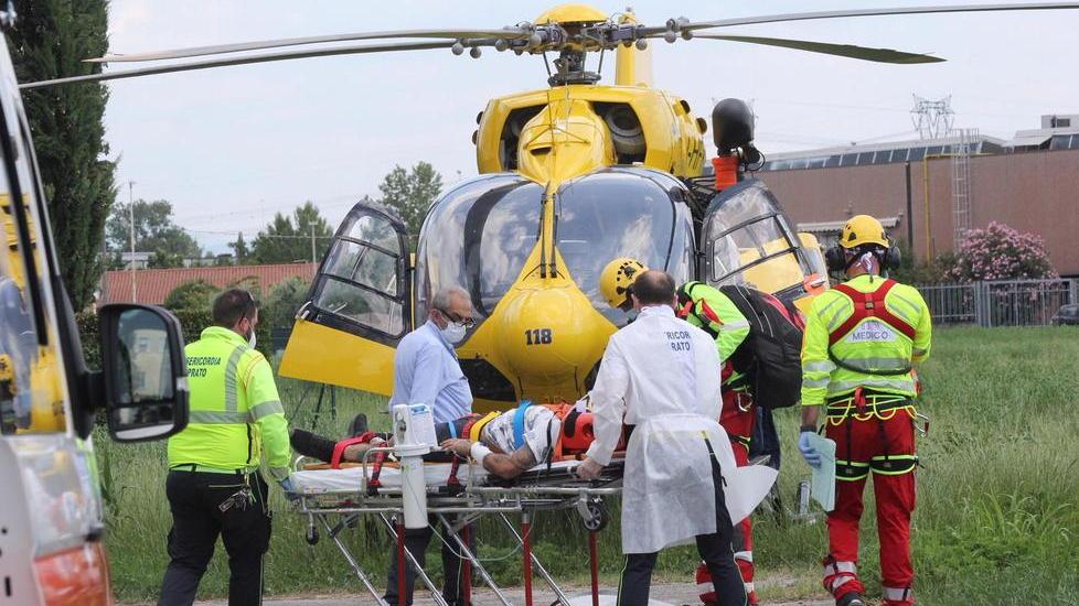 Cade dal tetto per salvare il proprio gatto e si ferisce in maniera molto grave