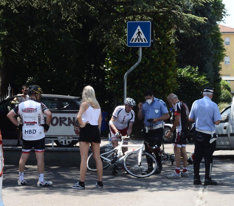 Carpi, ciclisti tamponati da un’auto su via Mulini 