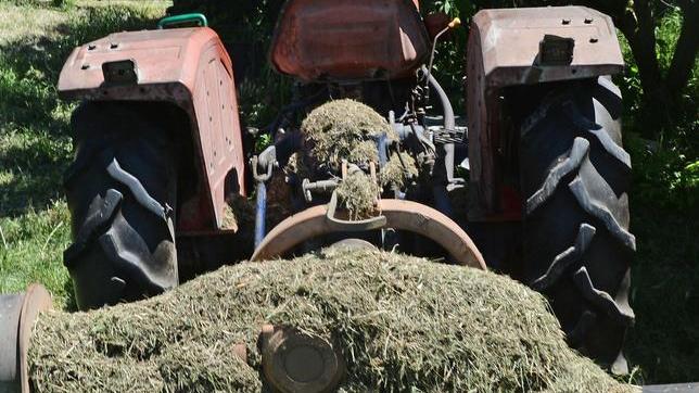 L’agricoltore schiacciato ancora grave