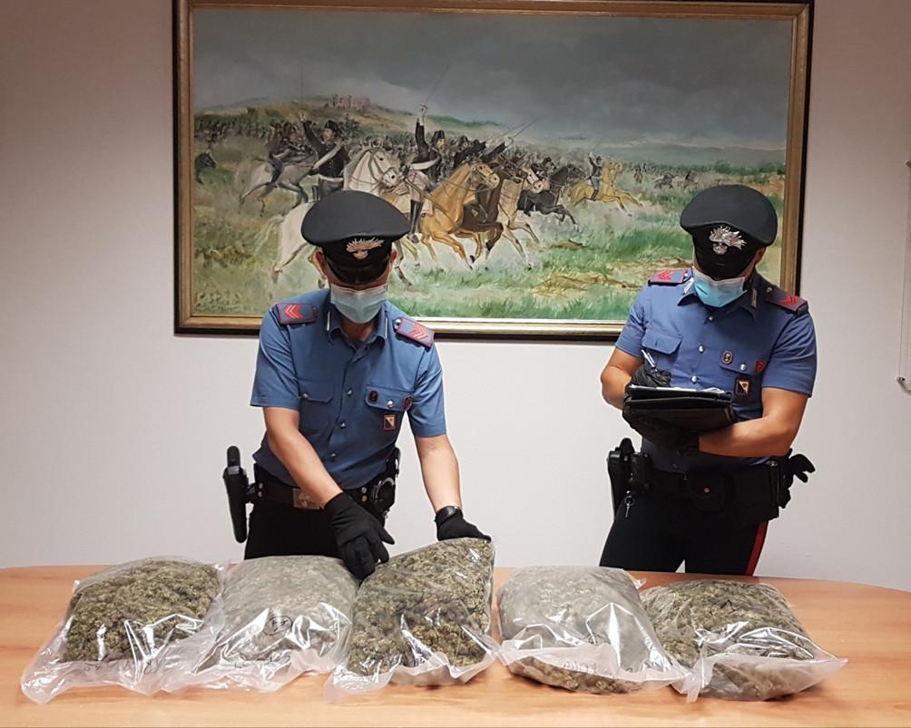Coppia di fidanzati bloccata all’Isola Bianca con 5 chili di marijuana