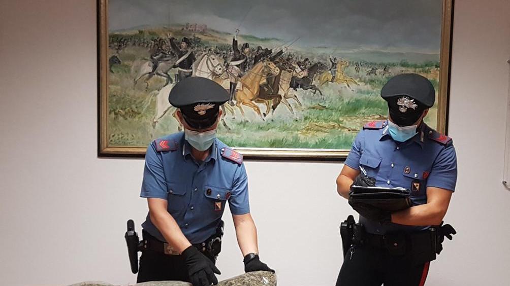 Coppia di fidanzati bloccata all’Isola Bianca con 5 chili di marijuana