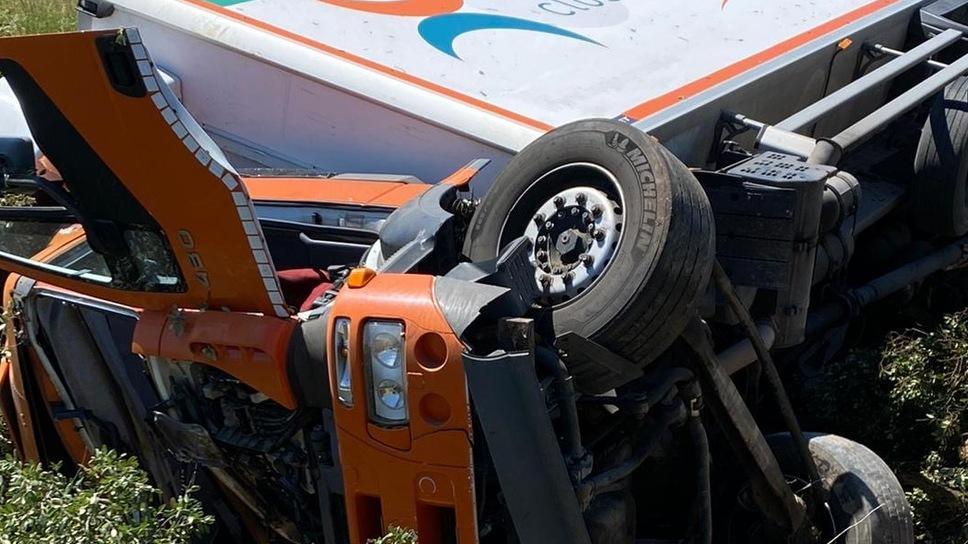 Si ribalta un camion e finisce in cunetta