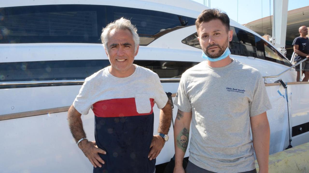 In mare per morire, lo salvano