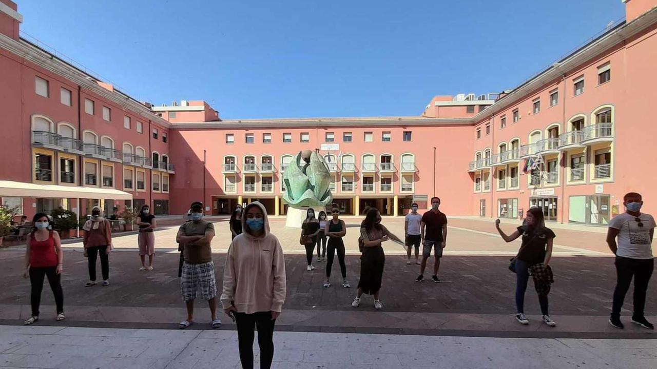 Dorme fuori dall’alloggio Ersu, espulsa