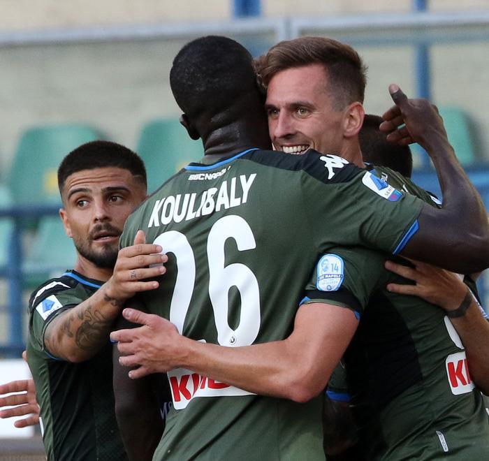 Continua la legge del Napoli Il Verona lotta ma si arrende 