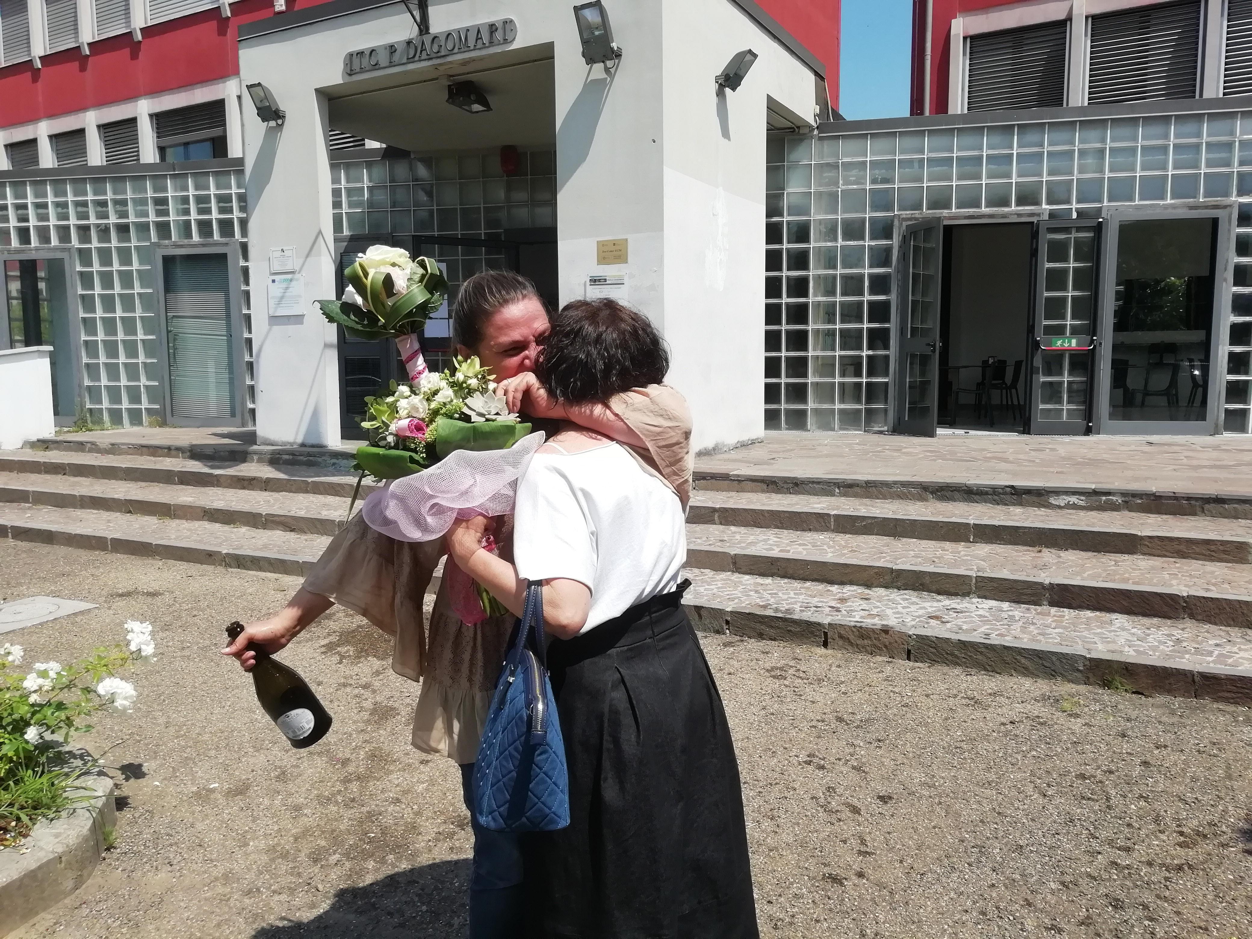 L'abbraccio tra Serena Ciaramelli ed Elena Bettazzi all'uscita dall'esame di maturità