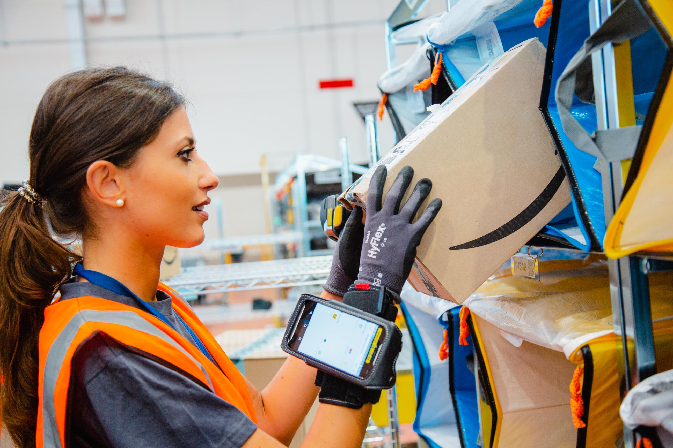 Amazon annuncia l'apertura di un nuovo centro di smistamento a Cagliari