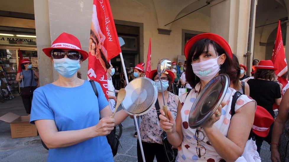 La protesta in piazza del Comune