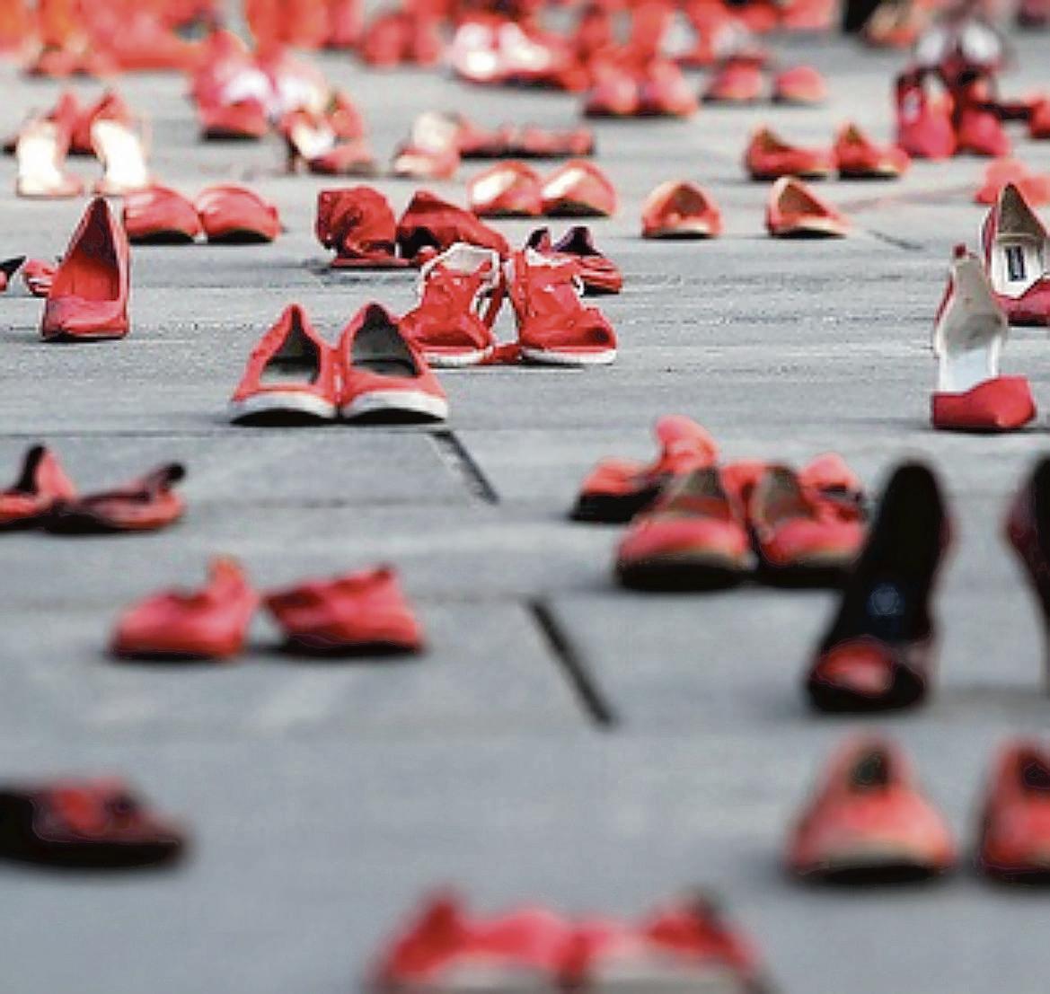 L'accusa di una ragazzina di 14 anni: «Costretta a rapporti sessuali dal compagno di mia madre» 