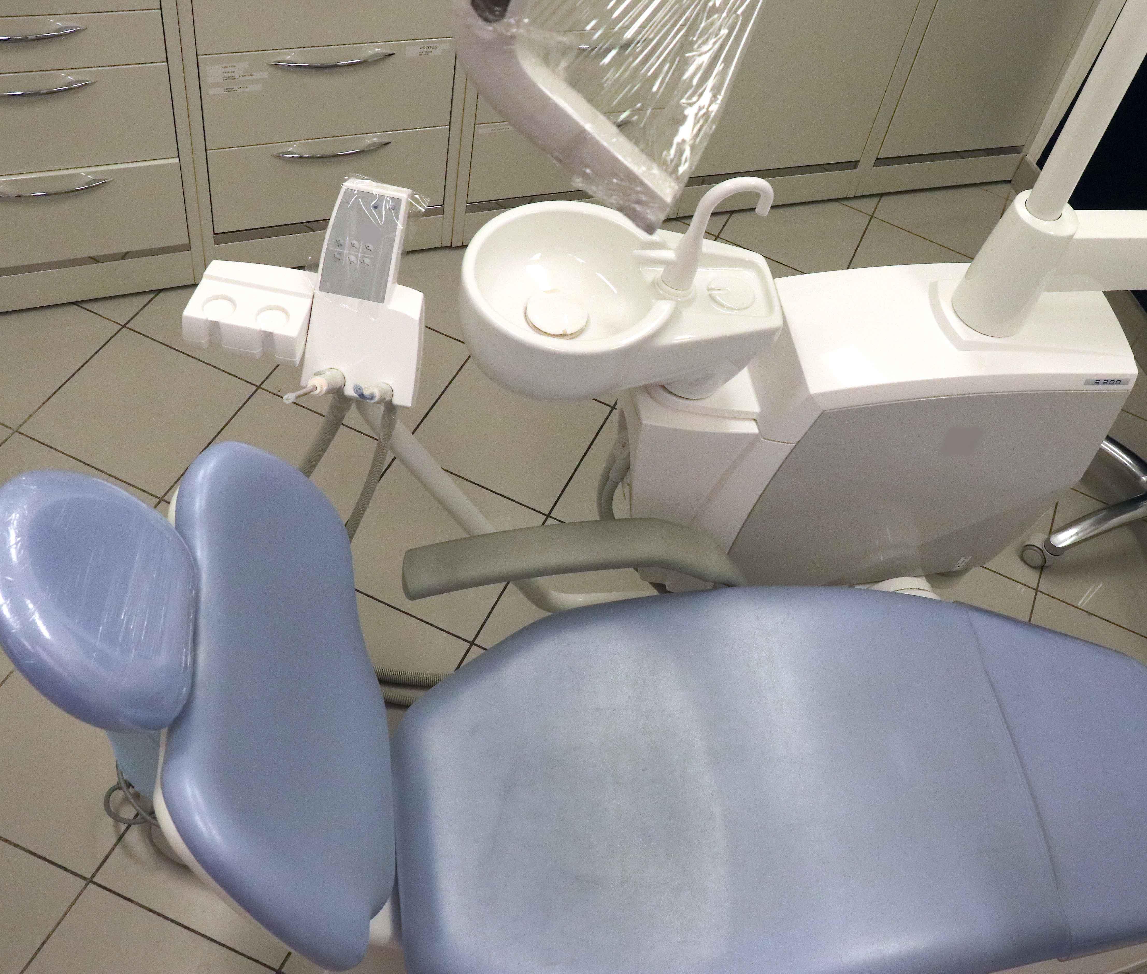 Chiede un finanziamento per le cure dentistiche, lo studio incassa e poi chiude 