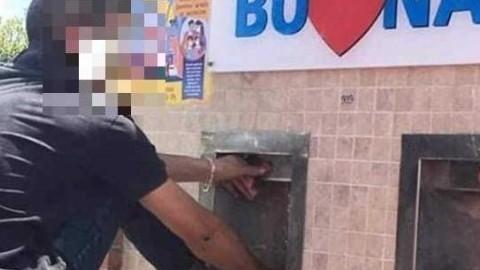 La foto postata su Facebook col giovane che si lava i piedi nel fontanello di piazza Pertini a Capannoli