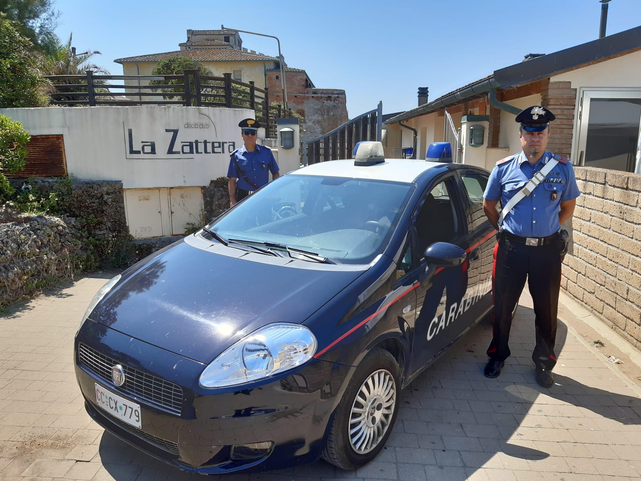 Una pattuglia dei carabinieri della Compagnia di Cecina davanti alla Zattera