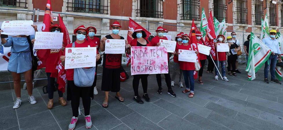 Mense, le lavoratici scendono in piazza. Il rischio è di non avere un euro per mesi 