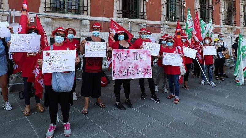 Mense, le lavoratici scendono in piazza. Il rischio è di non avere un euro per mesi