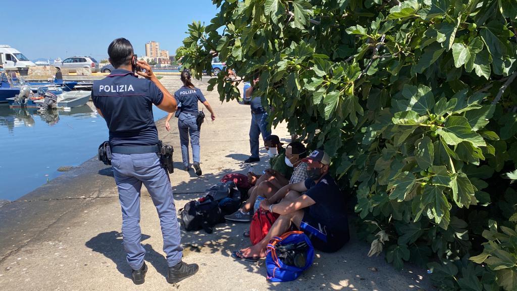 Tre migranti arrivano su un barchino a Cagliari