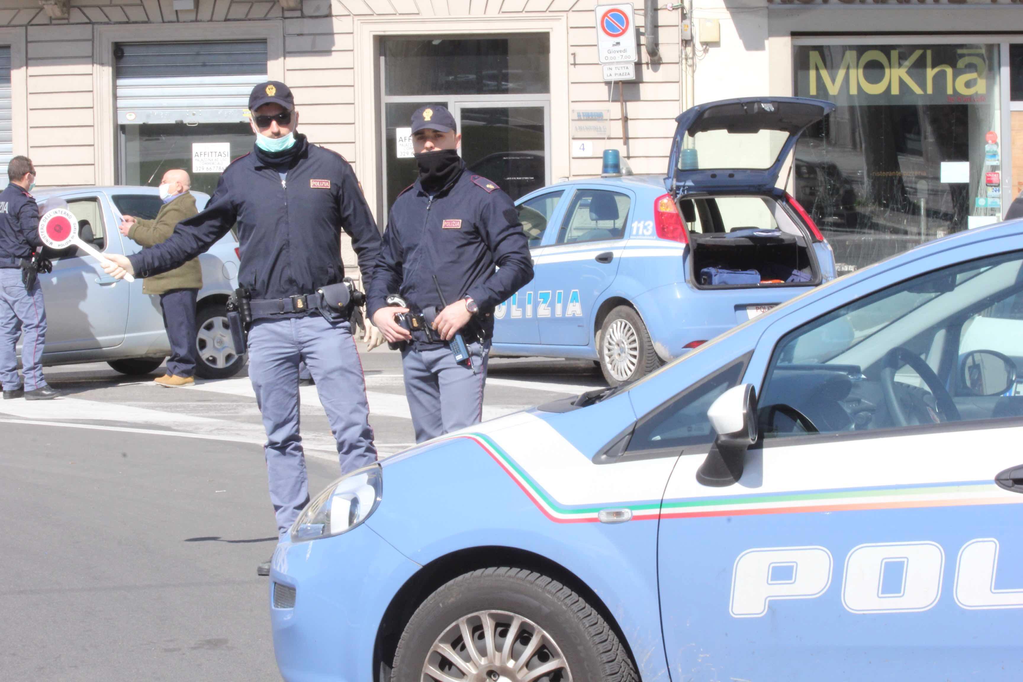 Arrestato dopo la rapina e il sequestro di un automobilista: scene da film in via Filicaia 