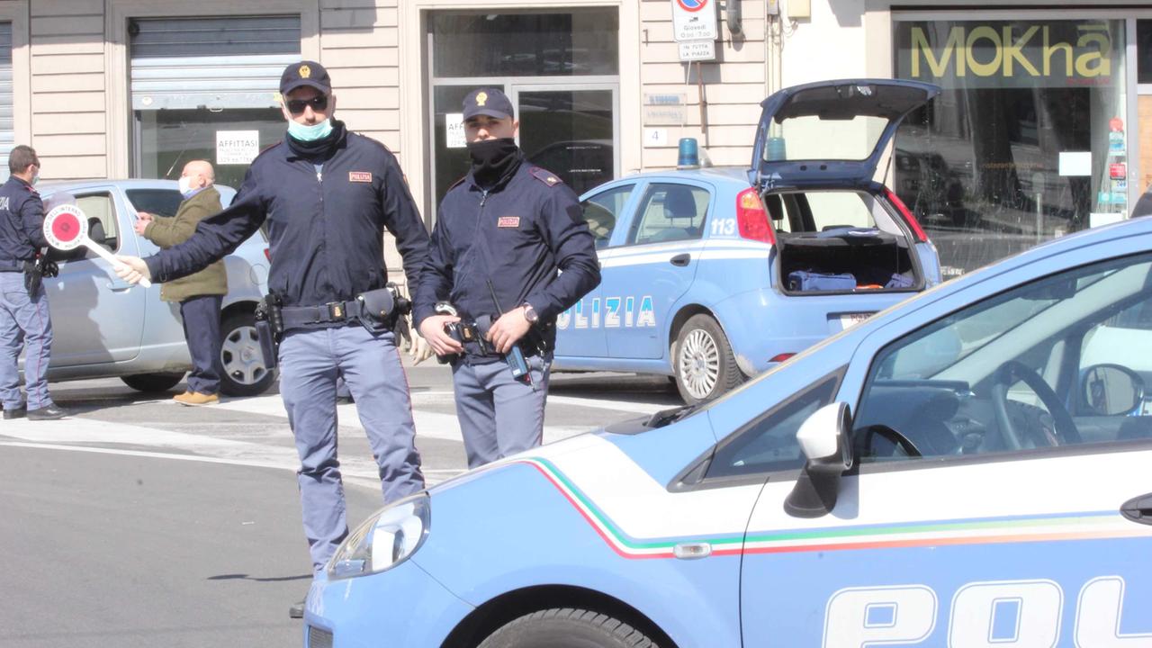 Arrestato dopo la rapina e il sequestro di un automobilista: scene da film in via Filicaia