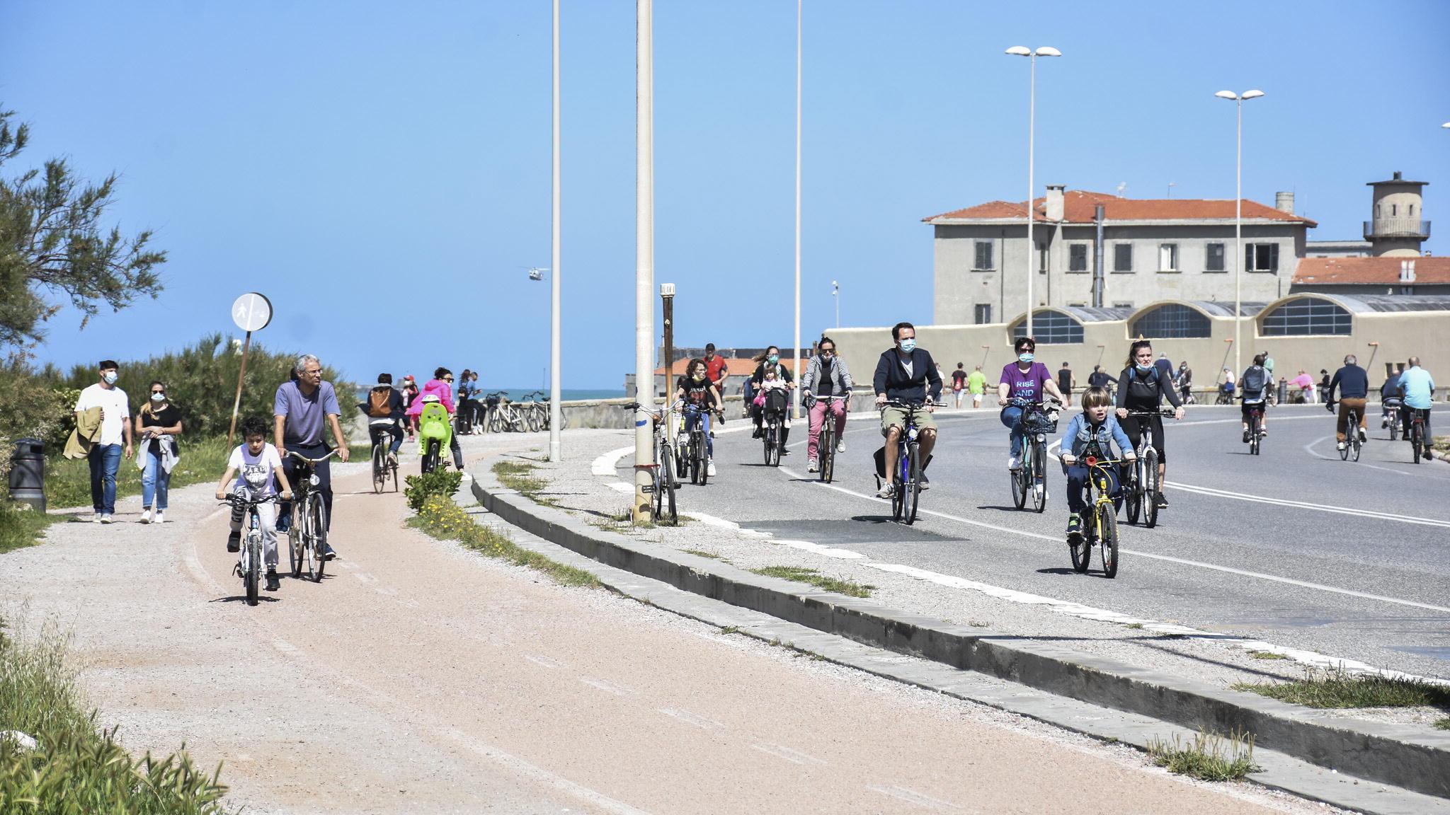 Il lungomare di Livorno chiuso alle auto: ecco la prima domenica in bicicletta 