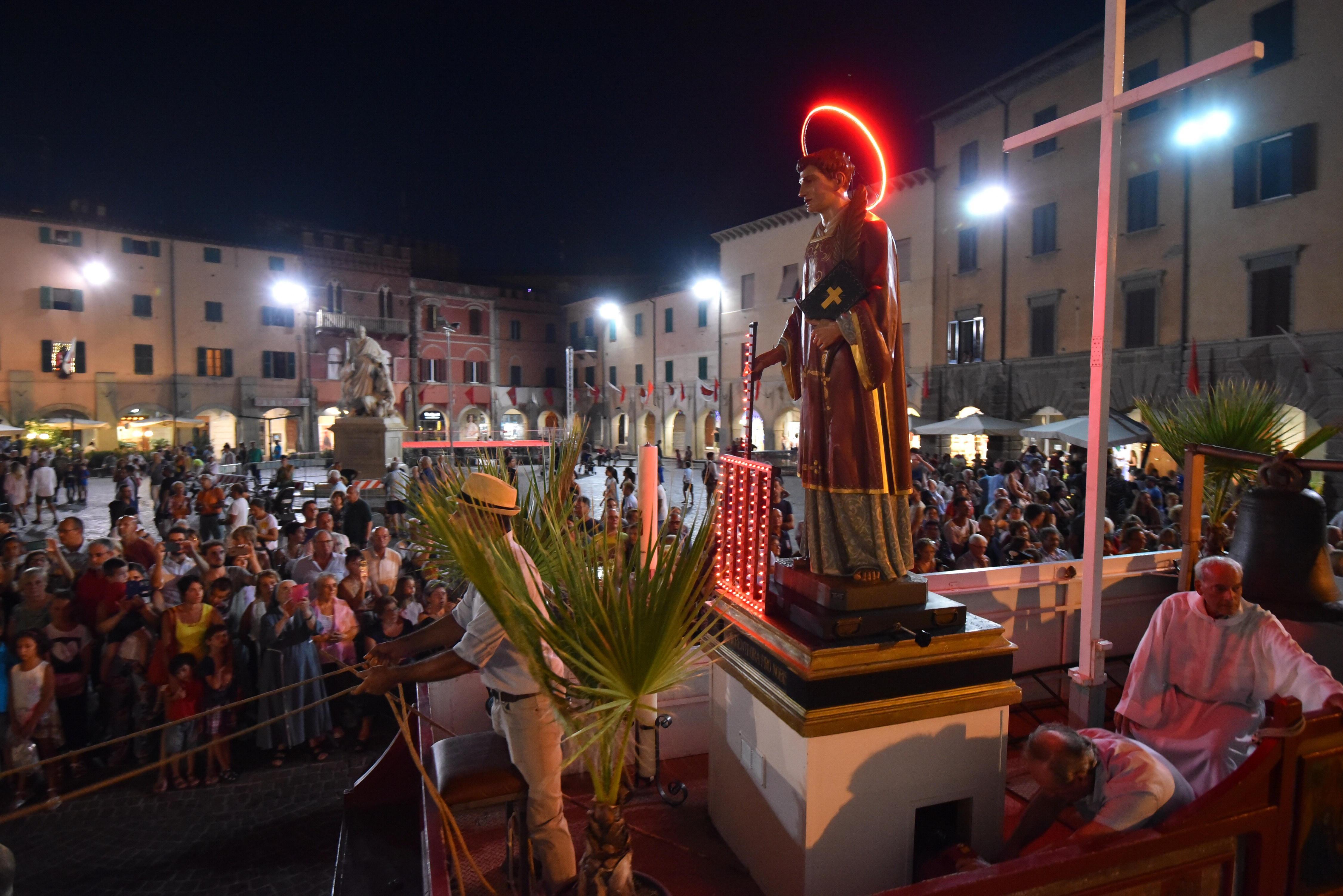 Piazza Dante a Grosseto gremita di fedeli per la processione di San Lorenzo (foto Agenzia Bf)