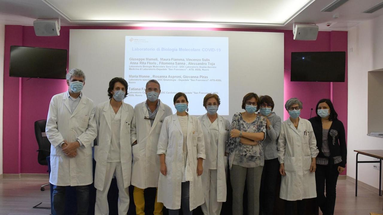 Lo staff del laboratorio di biologia molecolare dell'ospedale San Francesco di Nuoro (foto Massimo Locci)