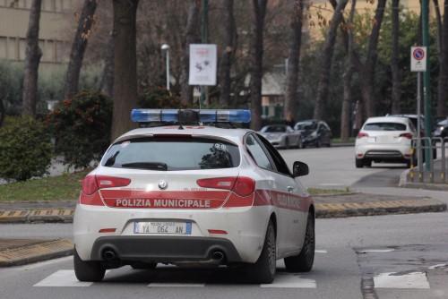 Si spaccia per un altro mostrando documenti e una foto simile a lui