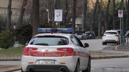 Si spaccia per un altro mostrando documenti e una foto simile a lui