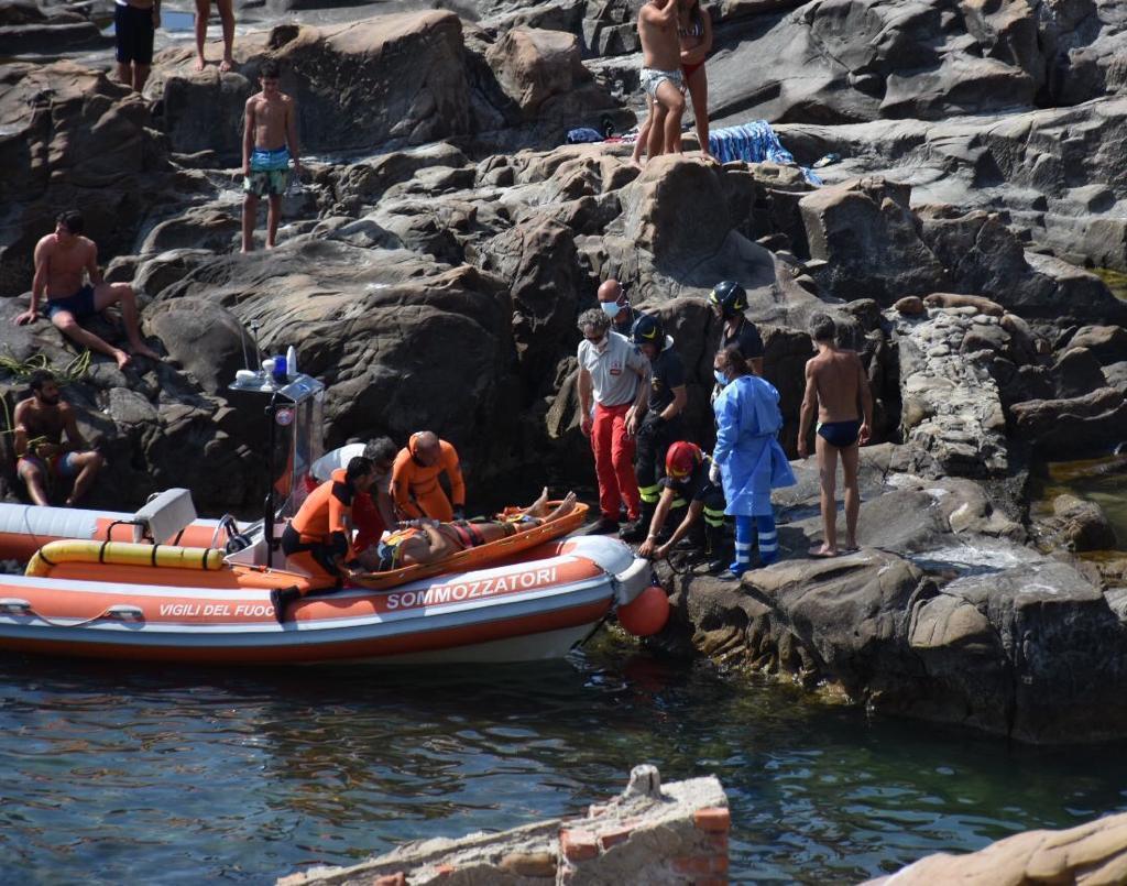 Il recupero dell'uomo a Marina del Boccale (Foto di Michele Silvestri)