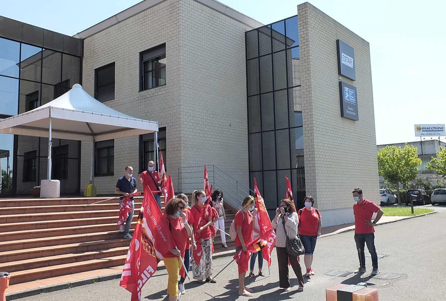 Il presidio degli operatori del Cup a Ospedaletto davanti la sede dell'Estar (foto Fabio Muzzi)