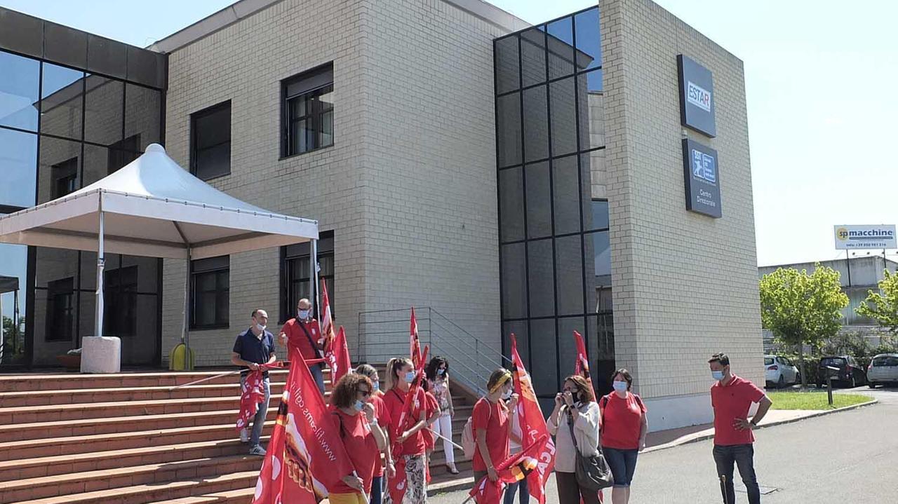 Il presidio degli operatori del Cup a Ospedaletto davanti la sede dell'Estar (foto Fabio Muzzi)
