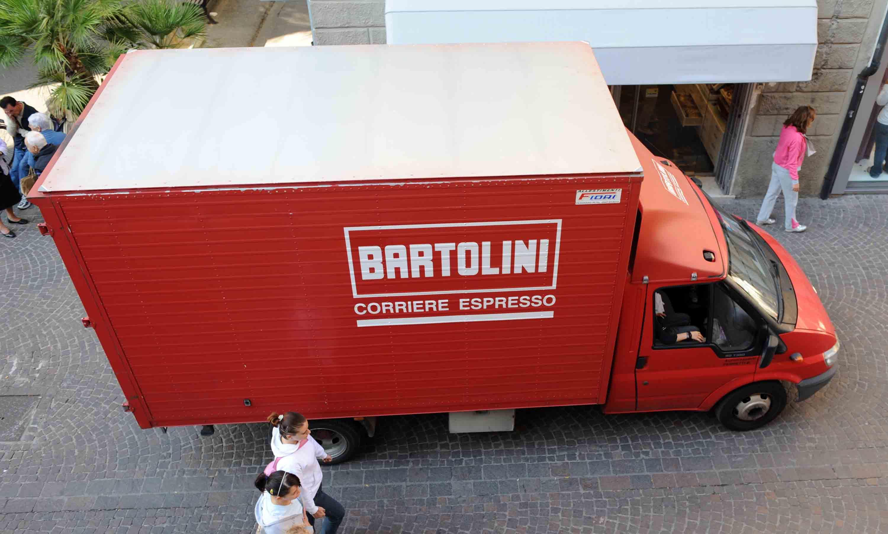 Un mezzo del corriere Bartolini (foto archivio)