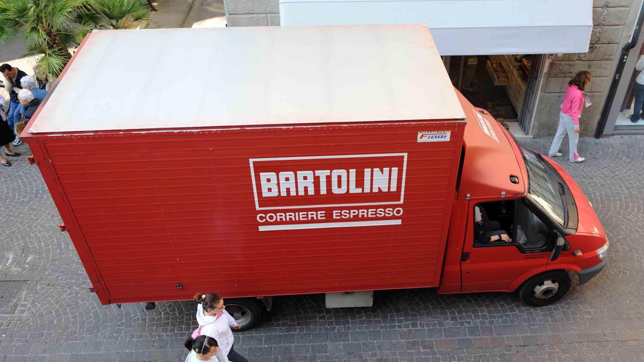 Un mezzo del corriere Bartolini (foto archivio)