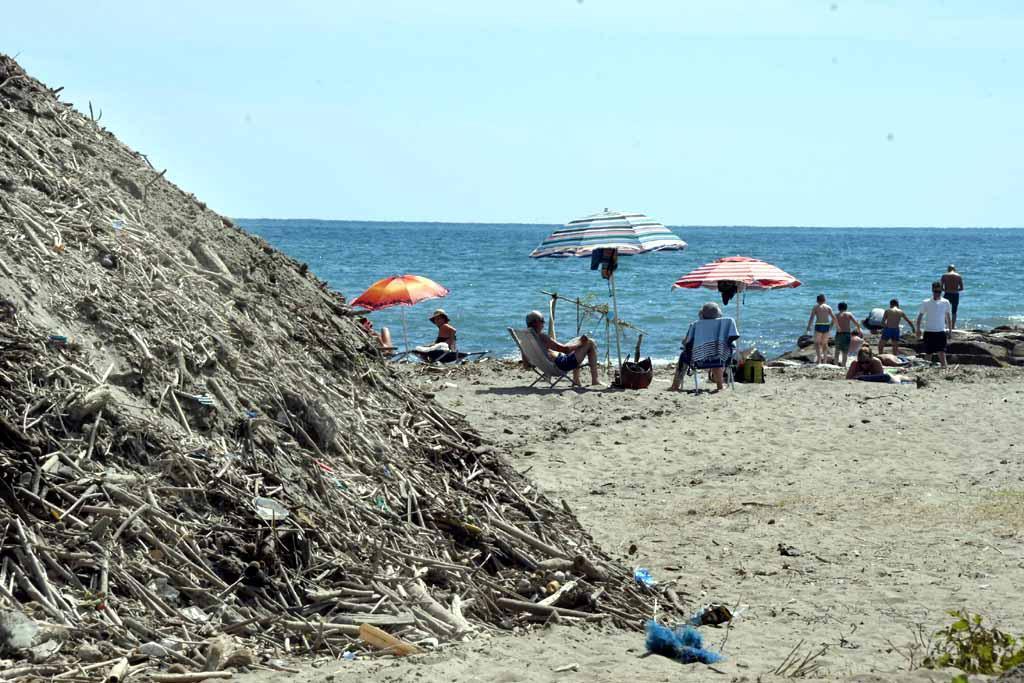 A Poveromo la spiaggia è una discarica, i balneari accusano il Consorzio Bonifica 