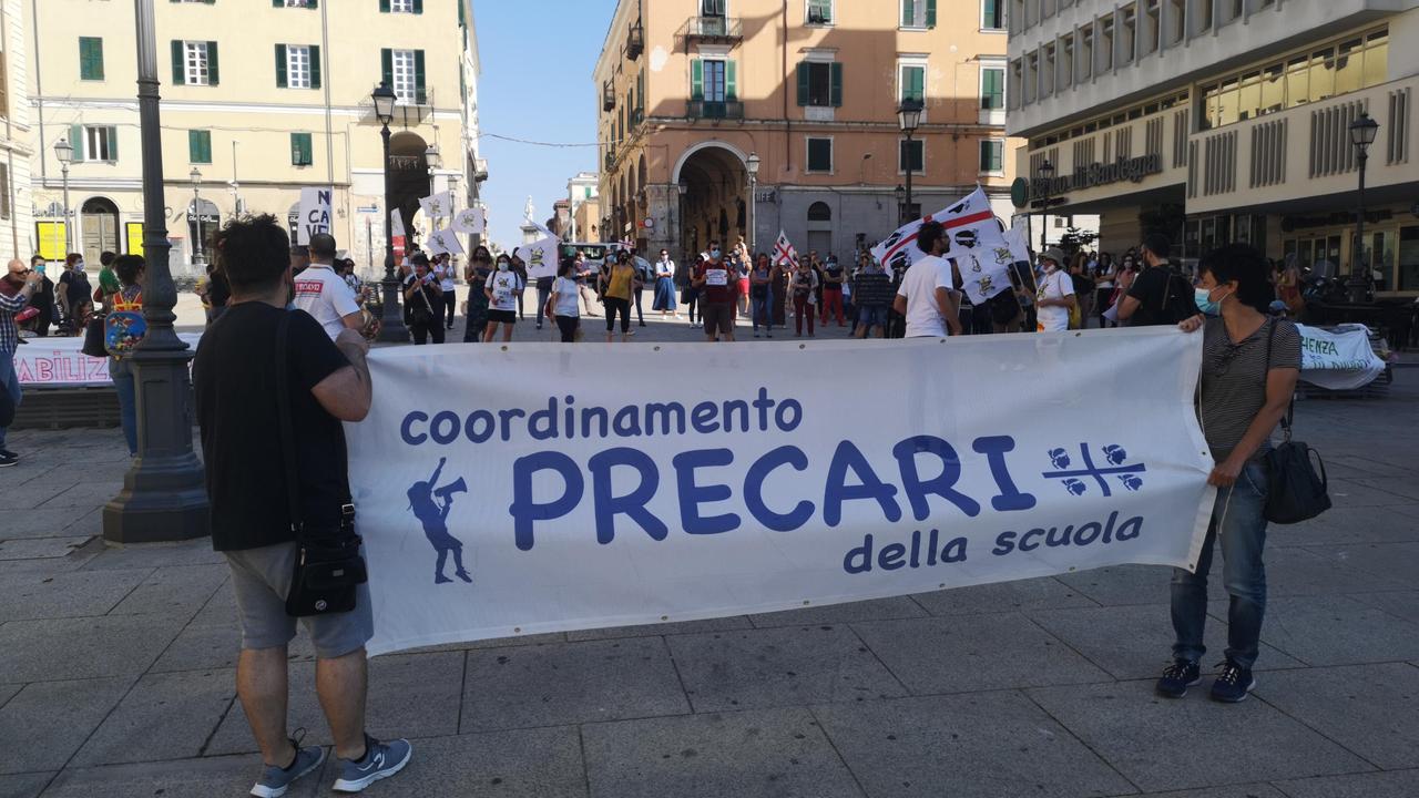 La manifestazione dei precari della scuola a Sassari (foto Mauro Chessa)