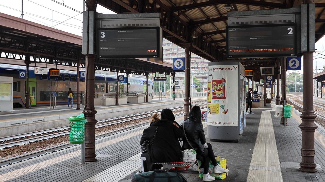 Emilia Romagna, dal 26 giugno i posti a sedere su bus e treni regionali e locali possono essere occupati al 100%. Resta uso mascherina a bordo.