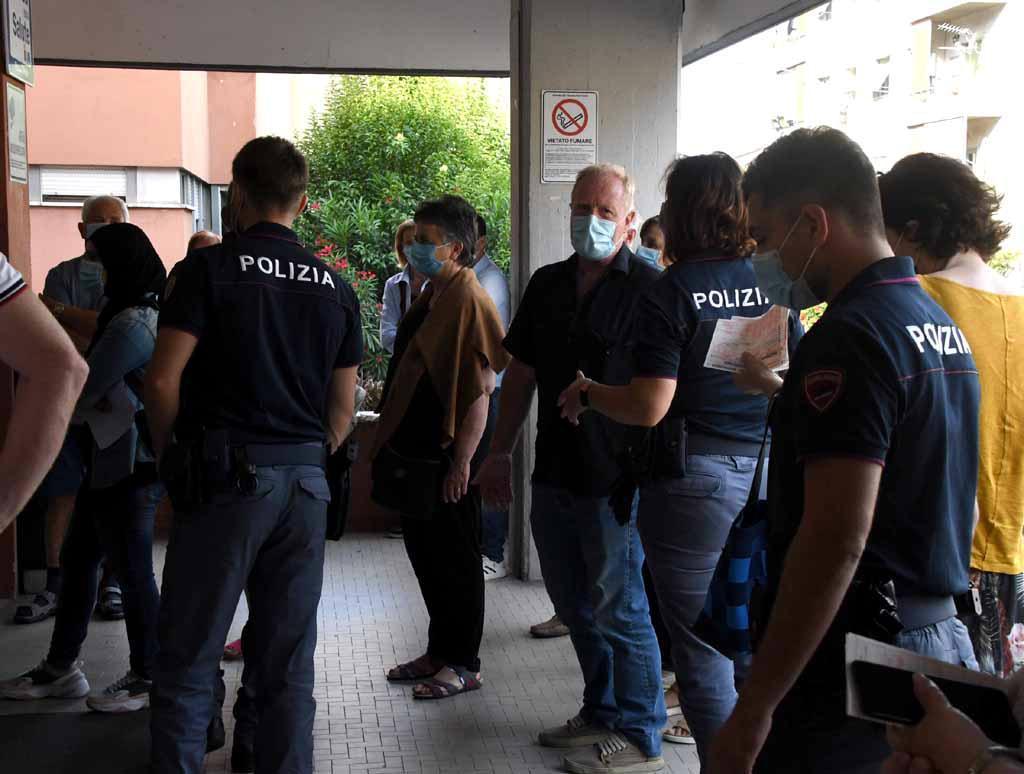 In duecento in coda al distretto sanitario, in via Bassa Tambura arriva la polizia