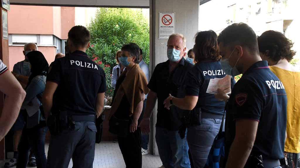 In duecento in coda al distretto sanitario, in via Bassa Tambura arriva la polizia