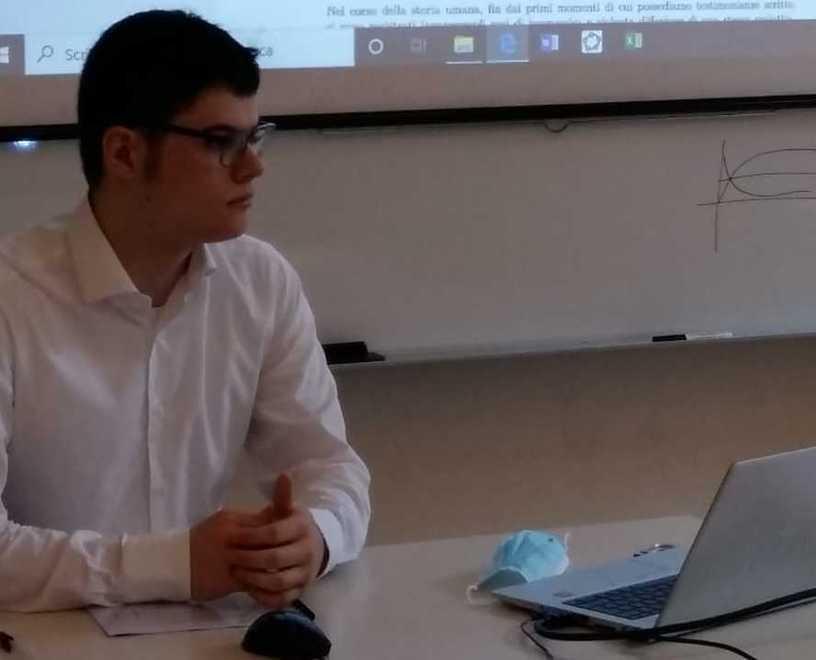 Alessandro Gorgò che ha appeso al chiodo lo zaino da studente del liceo Corso con una tesina su Covid 19