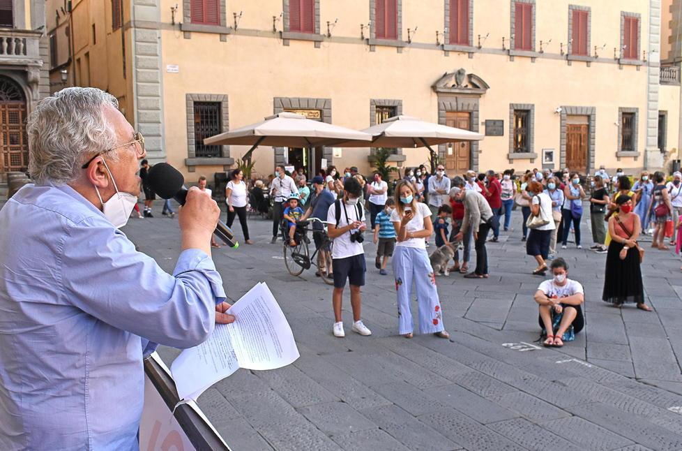 Insegnanti e genitori in piazza del Duomo a Pistoia: «Soldi e personale per salvare la scuola» 