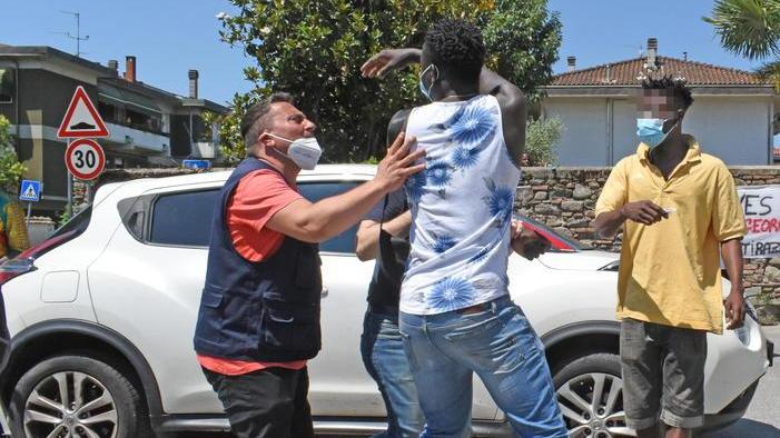 Don Biancalani minacciato con un coltello dal migrante