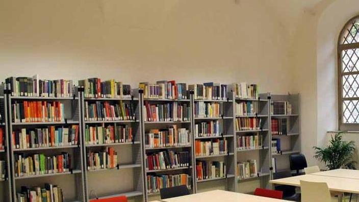 Da lunedì biblioteca riaperta Ma il flash-mob ci sarà lo stesso