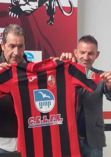 Non era l’originale quella maglia rossonera mostrata da Salvini