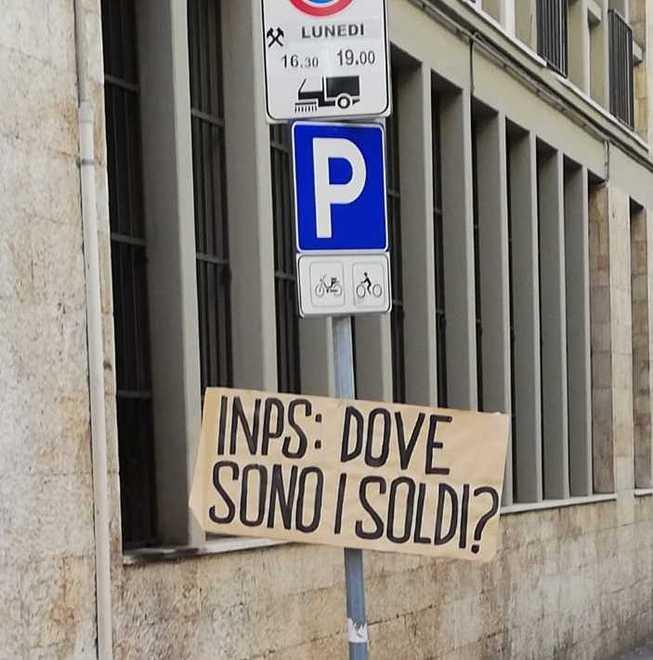 Cassa integrazione, cartelli di protesta di fronte alla sede Inps 