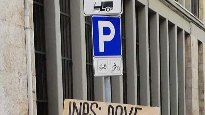Cassa integrazione, cartelli di protesta di fronte alla sede Inps