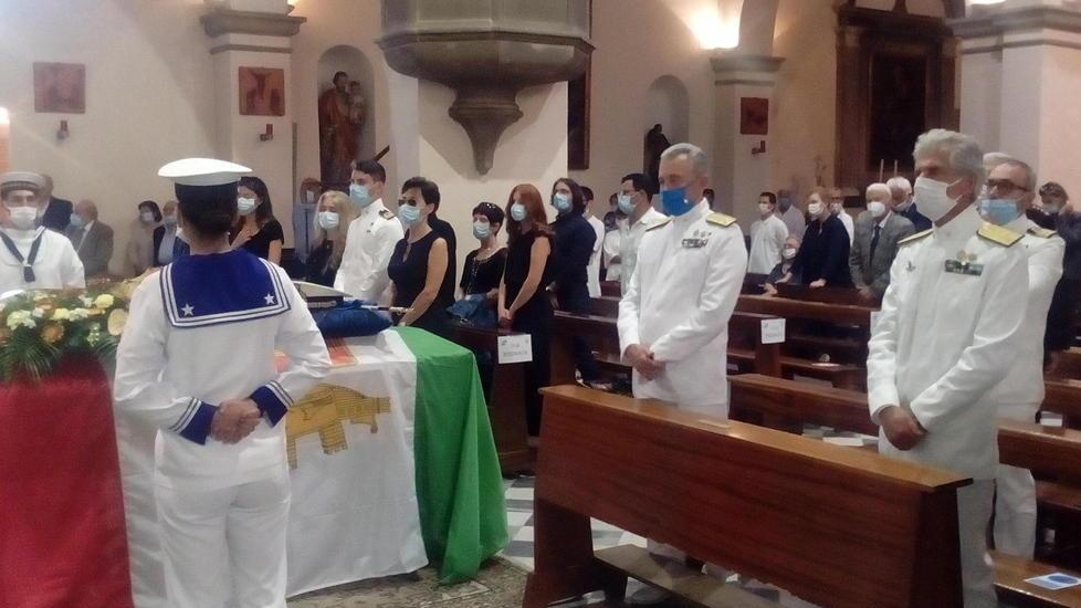 Tanta gente ai funerali del contrammiraglio
