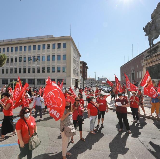 Mense e pulizie scolastiche La protesta dei lavoratori