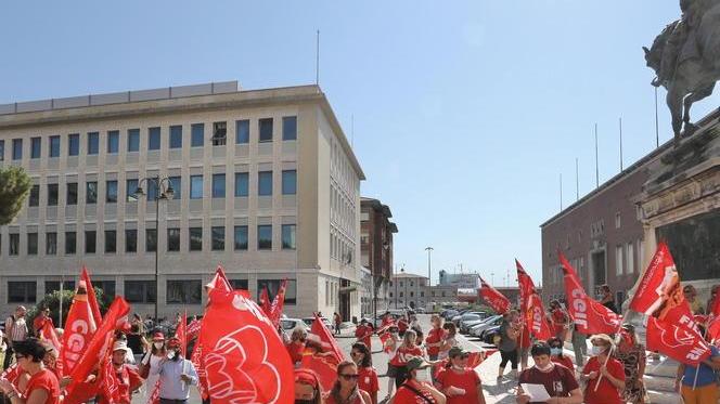 Mense e pulizie scolastiche La protesta dei lavoratori