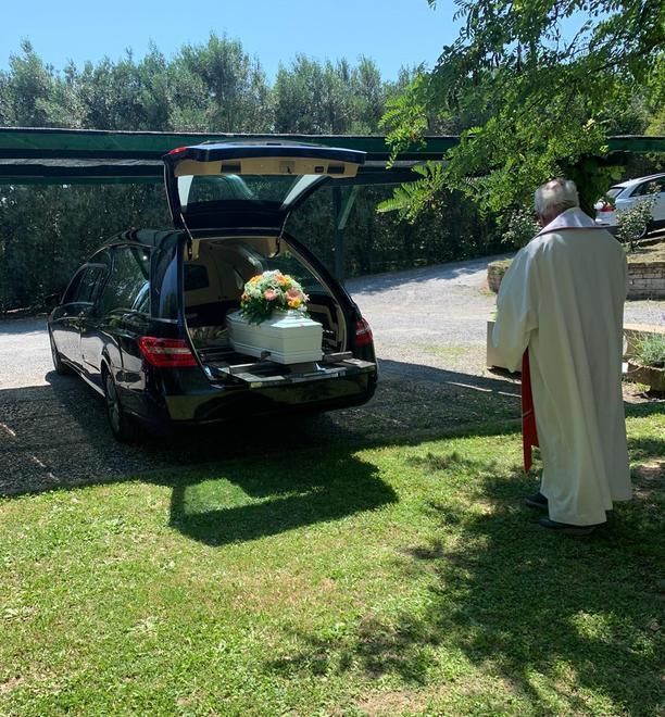 Un grido disperato e quella piccola bara bianca l’addio ad Harmony nel suo giardino dei giochi 